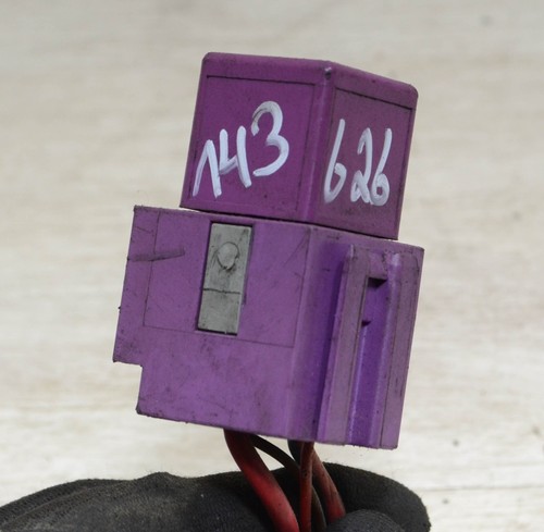 OPEL Omega B Caravan 1998 Relais mit Sockel Träger 90494959 #143626-G710