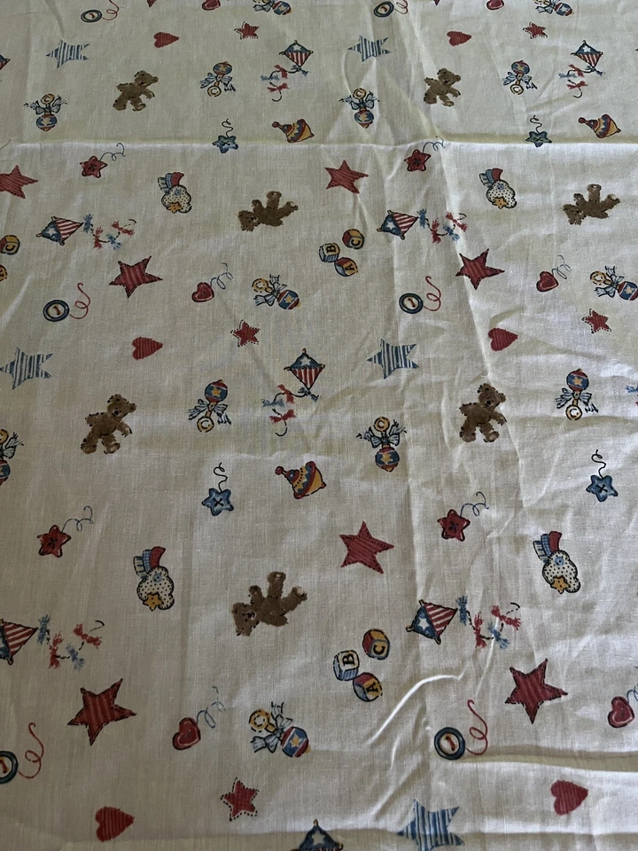 Panel de cortina vintage hecho a mano de oso de peluche y juguetes clásicos con cenefa guardería Foto 3 de 4