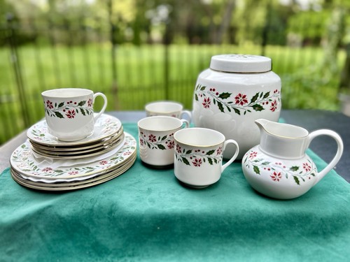 Vintage Royal Doulton Holly Set 4 Cups Saucers Plates Biscuit Jar Cream Pitcher - Picture 8 of 8