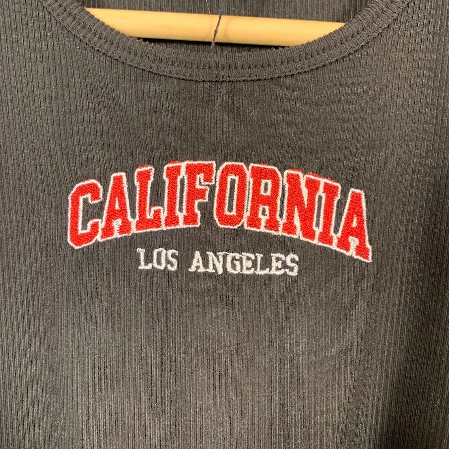 Regata feminina Better Together preta com nervuras Los Angeles Califórnia grande - Imagem 2 de 4