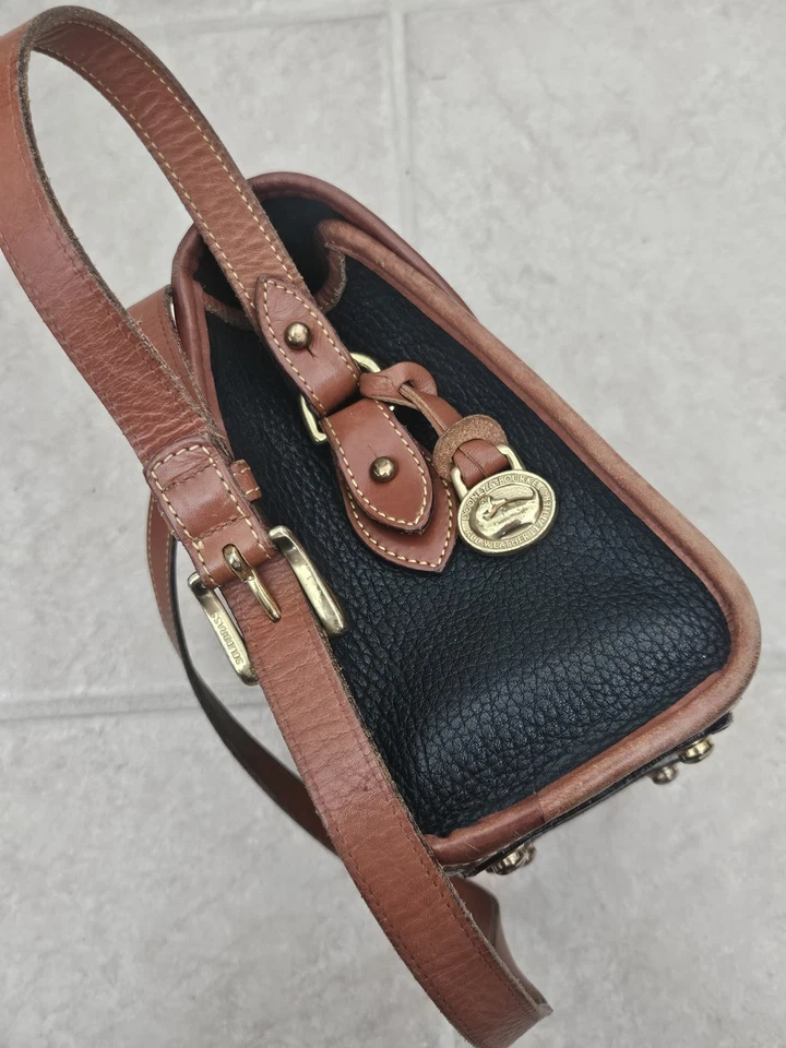 Vintage Dooney & Bourke Essex All Weather Leather Crossbody Dark Blue & Tan Med. - Image 4 of 4