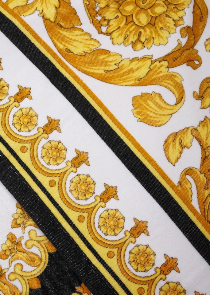 TOALLA DE PLAYA VERSACE CRETE DE FLEUR ESTAMPADA (DORADO, NEGRO Y BLANCO) Foto 3 de 3