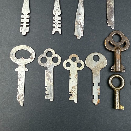 Lot of 25 Vintage Skeleton Furniture Flat Keys Steampunk Distressed - Picture 12 of 17
