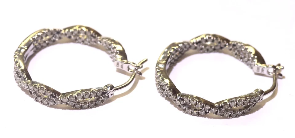 Brincos huggie de ouro branco 10k com argola de diamante 0,76 ct I2 H 5,8 g - Imagem 2 de 4