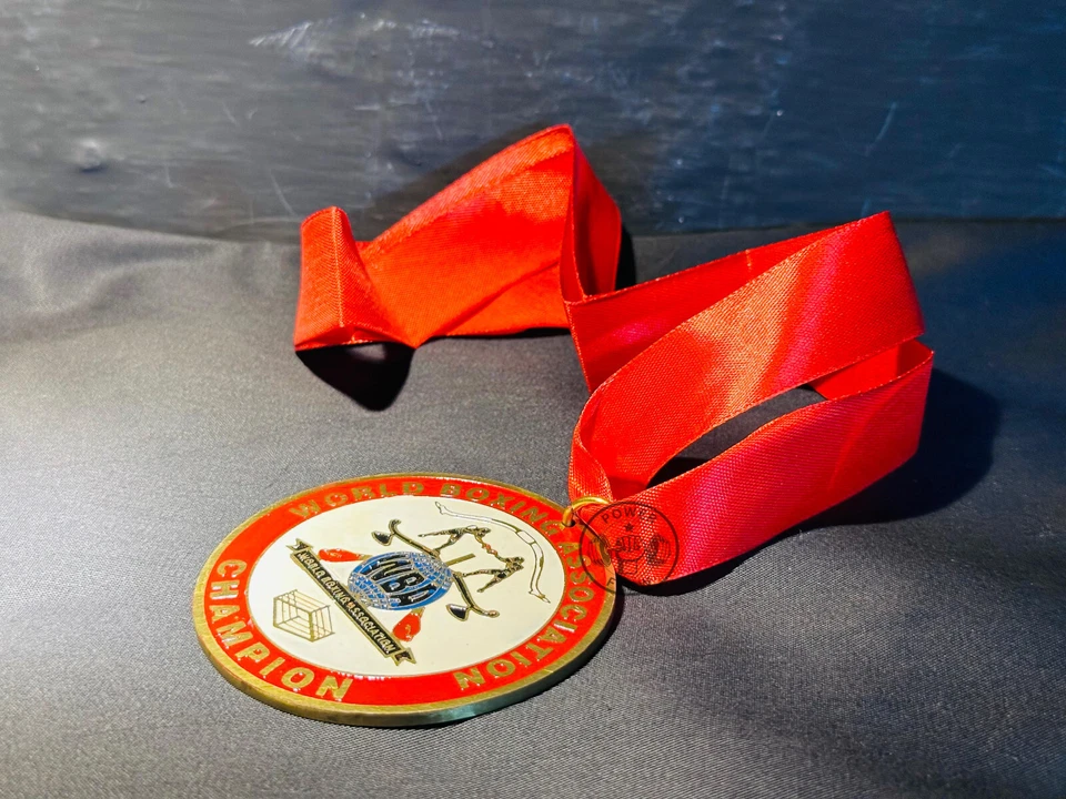 Medalla roja del campeonato de la Asociación Mundial de Boxeo de la AMB Foto 3 de 4