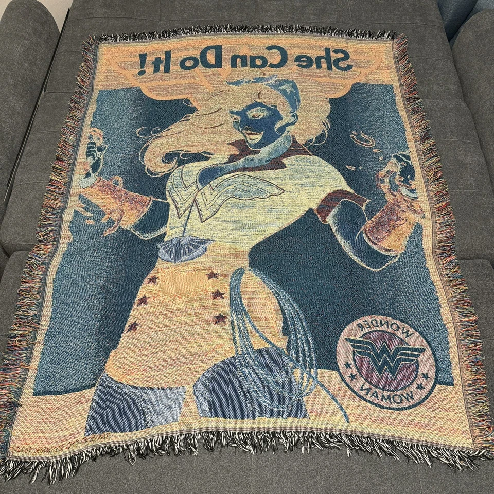 DC Comics Wonder Woman She Can Tapiz Throw 48”x60” Hecho en EE. UU. Foto 2 de 4