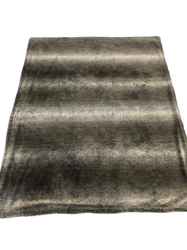 Manta Pier 1 Imports de piel sintética 60x50 en rayas marrón crema Foto 4 de 4