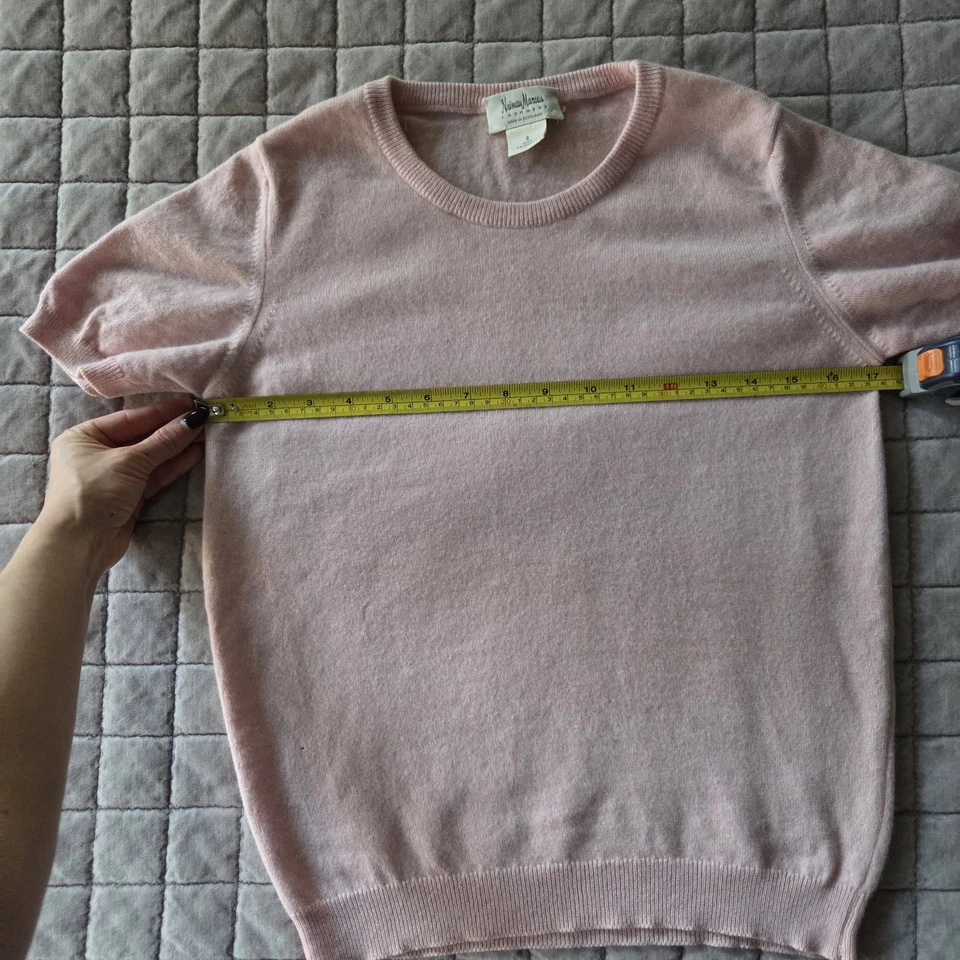 Suéter escocés de cachemir manga corta rosa claro. Talla S para mujer. Neiman Marcus Foto 3 de 4