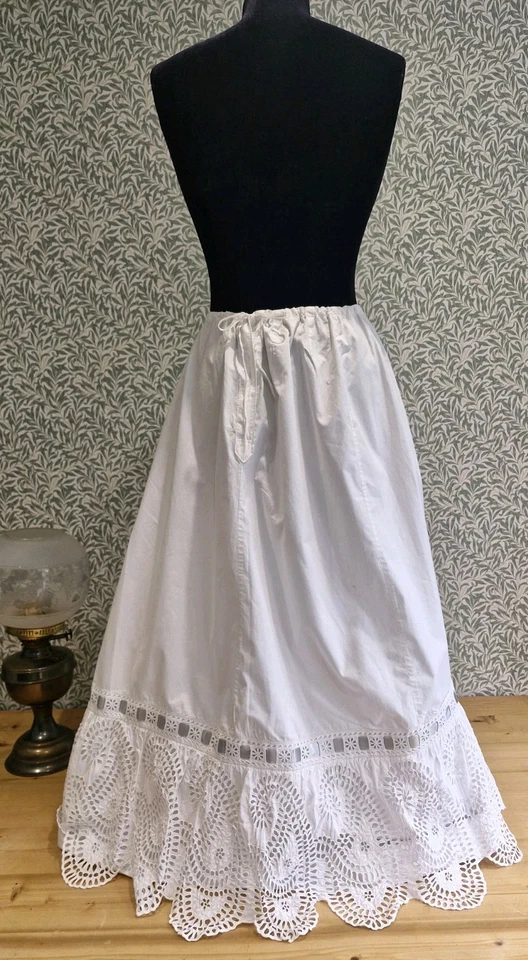ANTIQUE PETTICOAT EDWARDIAN VICTORIAN BRODERIE ANGLAISE WHITE COTTON SKIRT - Image 3 of 4