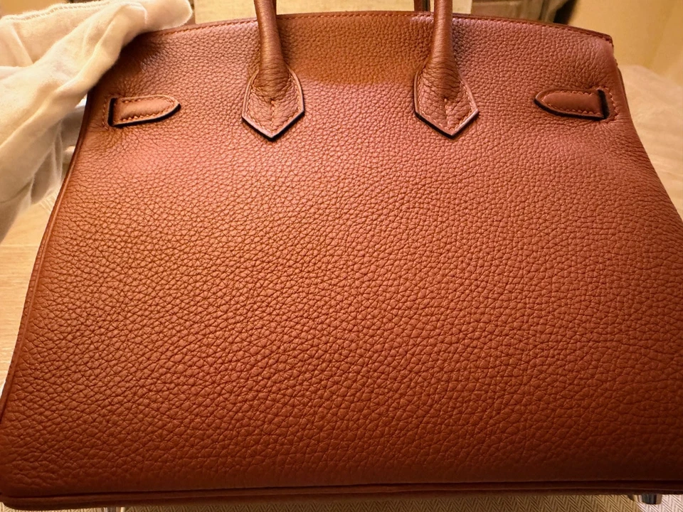 HERMÈS **REGALABLE** 'W' 2024 Birkin 25 Rouge H Togo Cuero con Herrajes de Paladio Foto 4 de 4