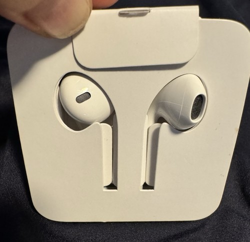 Apple earbuds, brand new, corded, ear pods - Picture 3 of 4