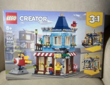 New LEGO 31105 Townhouse Toy Store Creator 3 in 1 554 Pieces Sealed Age 8+