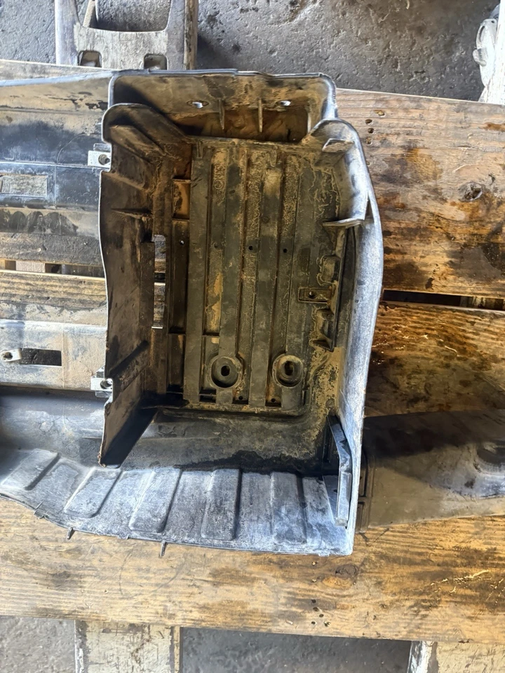 99-02 Ford F250 F350 7.3 7.3L LH Driver Battery Tray Intake - Image 3 of 4