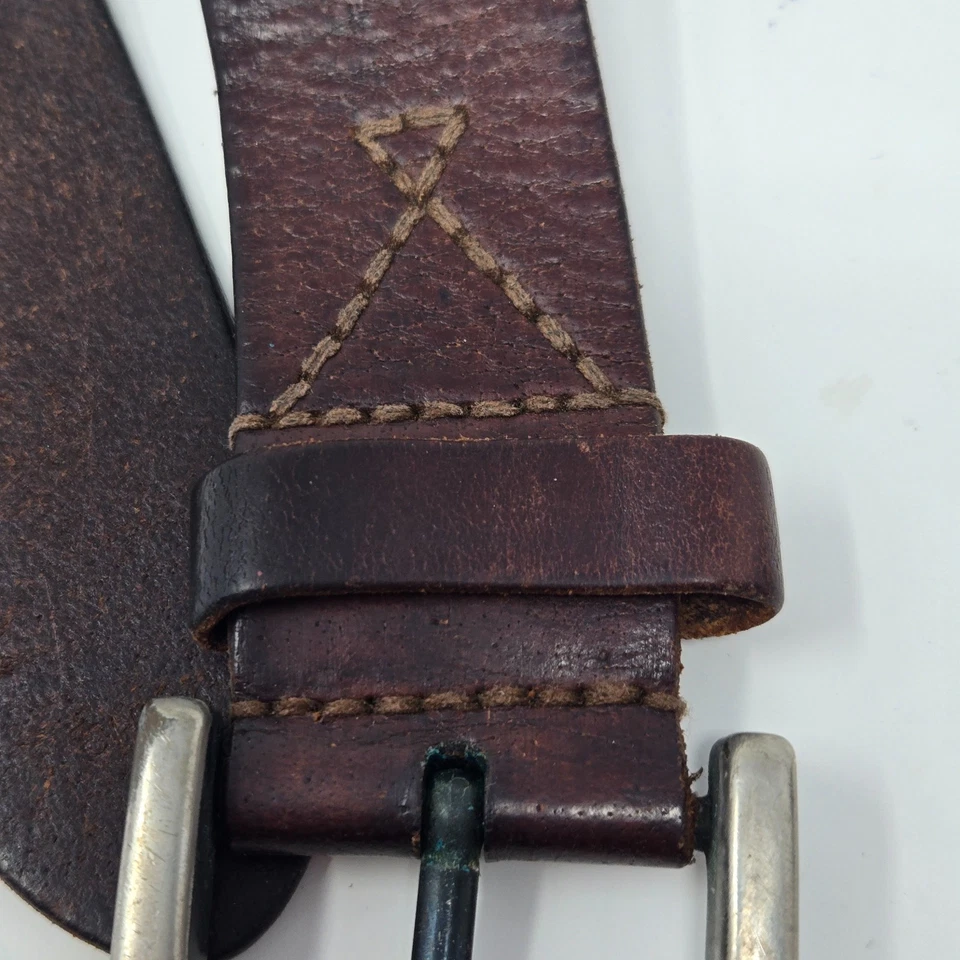 Cinturón de cuero vintage frotado con aceite marrón tono plata hebilla 40" largo 1,5" ancho Foto 3 de 4