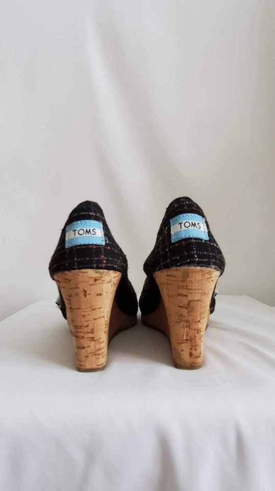 PRE-OWNEDTOMS *CLASSIC WEDGE* PEEP-TOE WEDGE PUMPS - BLACK TWEED WOMENS SIZE 5 - Image 4 of 4