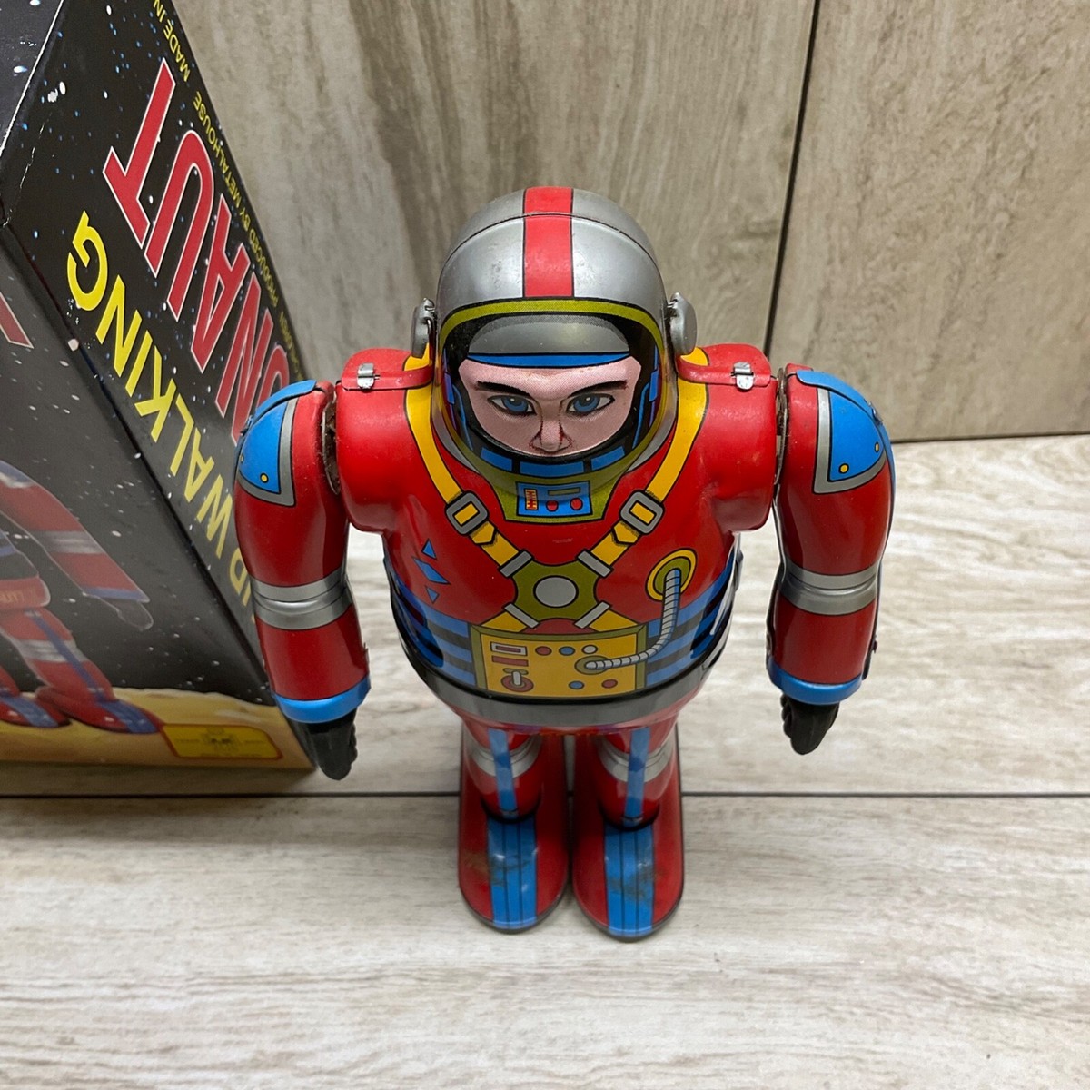 ブリキ玩具ロボット●WIND-UP WALKING ASTRONAUT ブリキ玩具ロボット○WIND-UP WALKING ASTRONAUT - メルカリ