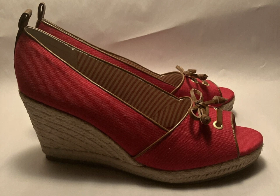 Alpargatas femininas Bass Annie 11M lona vermelha 3 3/4" salto cunha peeptoe com arco - Imagem 2 de 4