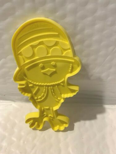 HALLMARK VINTAGE PLASTIC COOKIE CUTTER EASTER YELLOW CHICK WITH EASTER BONNET - Picture 1 of 1