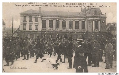 CAR-ADLP17-1055-90 - Durchfahrt von 500 deutschen Gefangenen in einer Straße in BELF