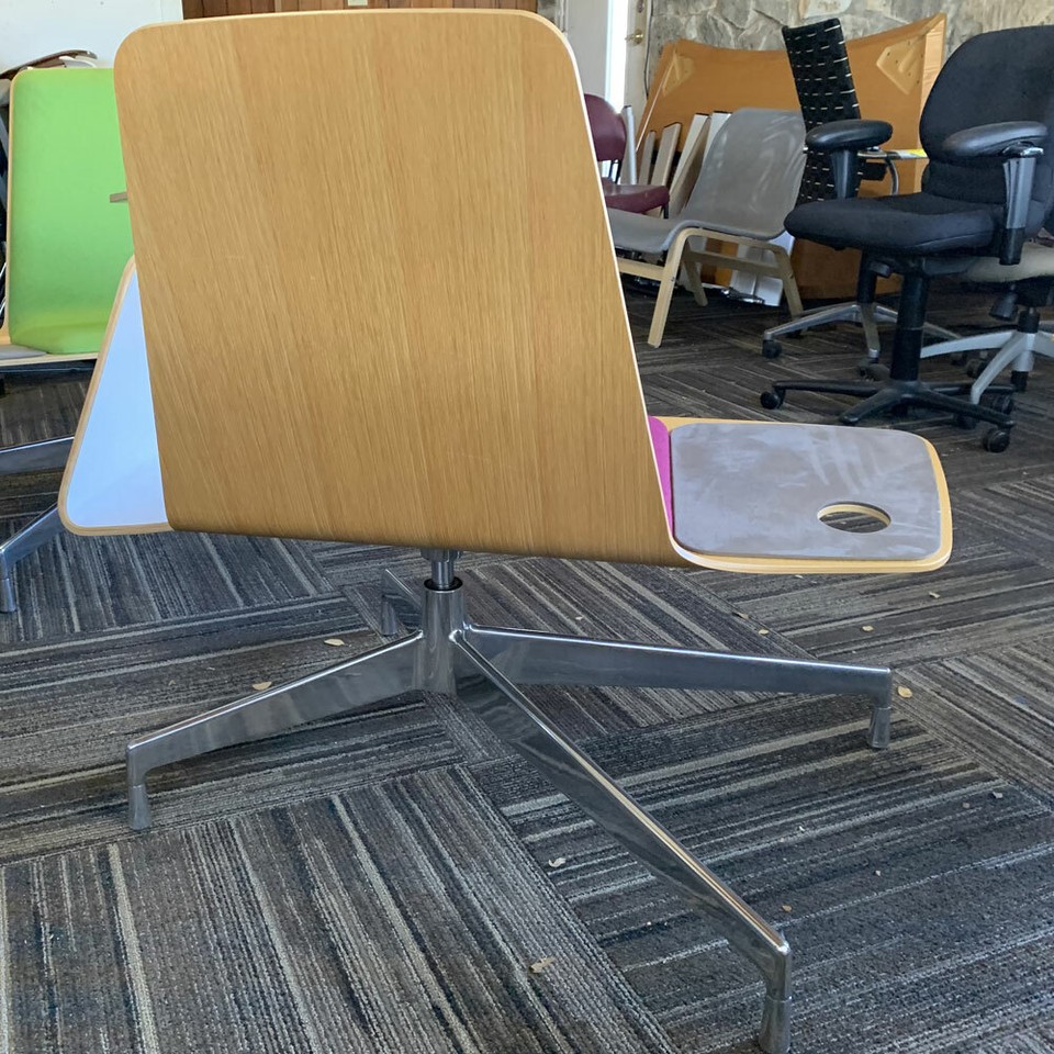 Haworth Harbor Work / Lounge Chair w/ Sliding Tablet Arm Color