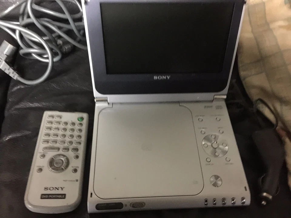 Sony DVP-FX750 Portable DVD Player with 7" LCD Black - Image 3 of 4