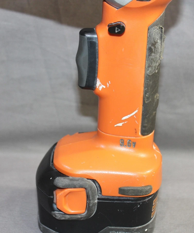 Destornillador pivotante Ridgid 1/4" acoplador hexagonal 9,6 V R81030 ~ con batería y cargador Foto 4 de 4