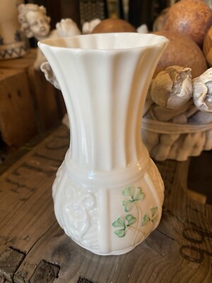 Belleek 4 Zoll Knospenvase cremefarben Fine Bone China mit Kleeblatt