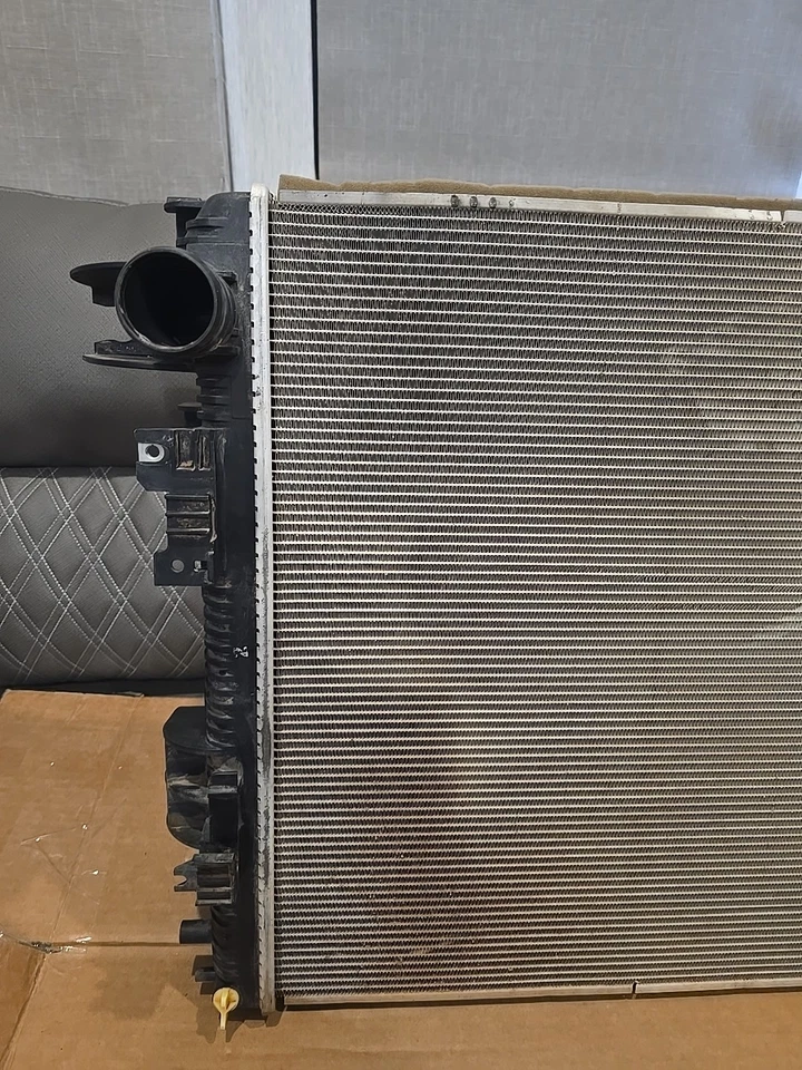 Dodge Ram 2500 3500 2019-2023 conjunto de radiador OEM 68322487AC Foto 3 de 4