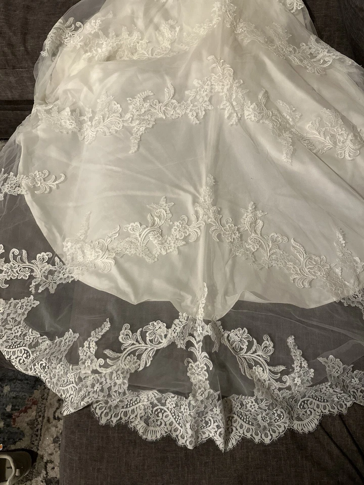 Кружевное свадебное платье Morilee с открытыми плечами цвета слоновой кости с шлейфом размер 10 - Изображение 2 из 4