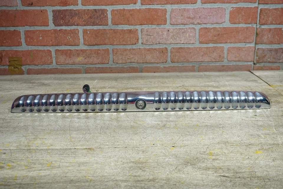 1998-2003 JAGUAR XJ8 VANDEN PLAS ACABAMENTO DE MOLDURA DE PORTA-MALAS TRASEIRO COM INTERRUPTOR DE LIBERAÇÃO FABRICANTE DE EQUIPAMENTO ORIGINAL - Imagem 2 de 4