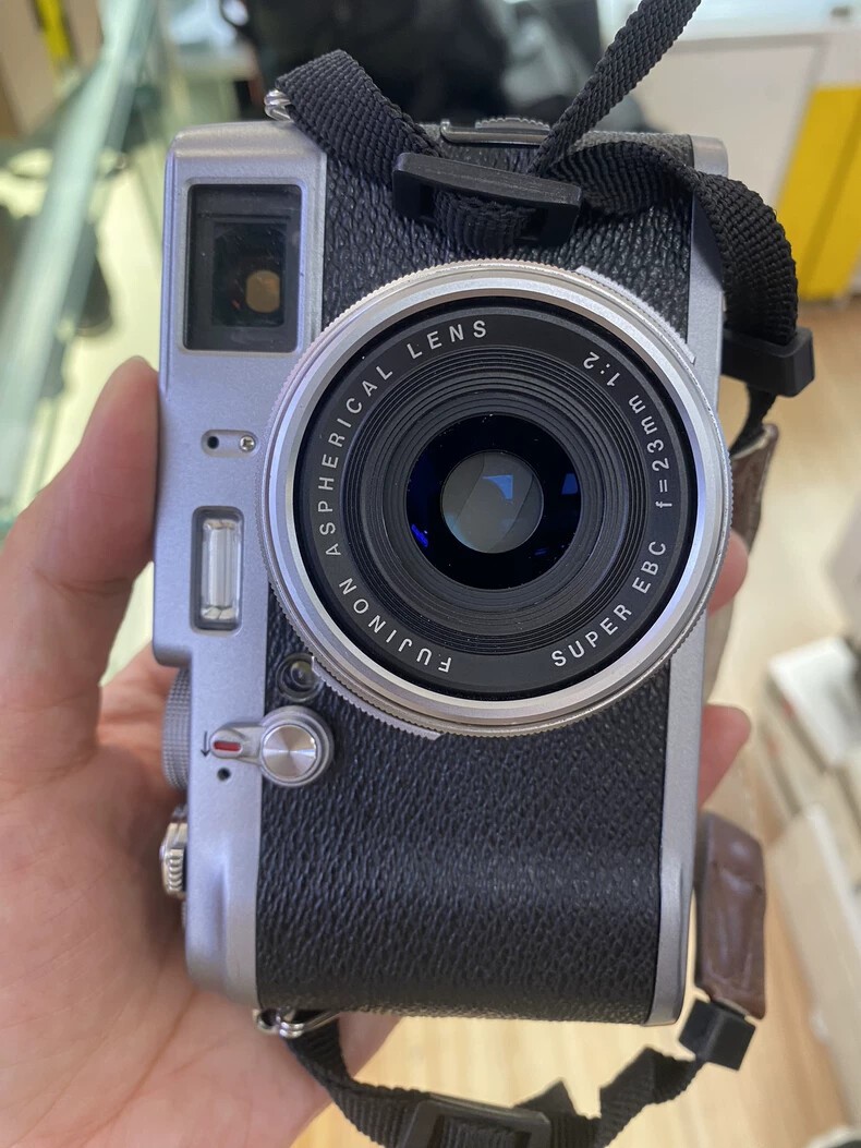 Fujifilm X100 12.3MP APS-C CMOS EXR 4x Optical Zoom Digital Camera