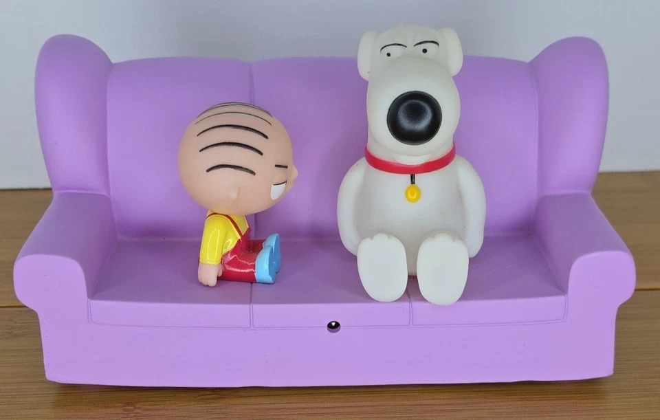 FAMILY CHICO TV HABLANTES TELEVISIÓN CONTROL REMOTO ACTIVADO SOFÁ DIORAMA FIGURA FUNCIONA Foto 3 de 4