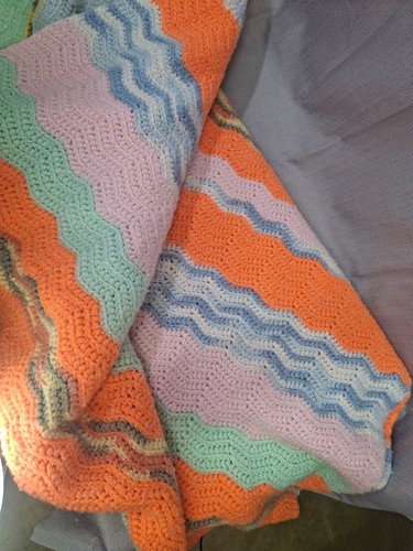 Manta vintage hecha a mano de ganchillo afgana para bebé en zig zag naranja pastel - Imagen 12 de 15