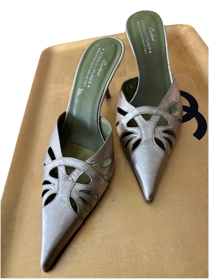 COUTURE + DONALD J PLINER + Hermosos Zapatos Tacones Bajos Cuero DORADOS Talla 9 Foto 2 de 4