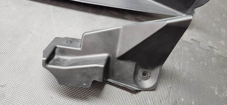 Barragem de ar radiador inferior Chevrolet Camaro SS 2013 fabricante de equipamento original - Imagem 3 de 4