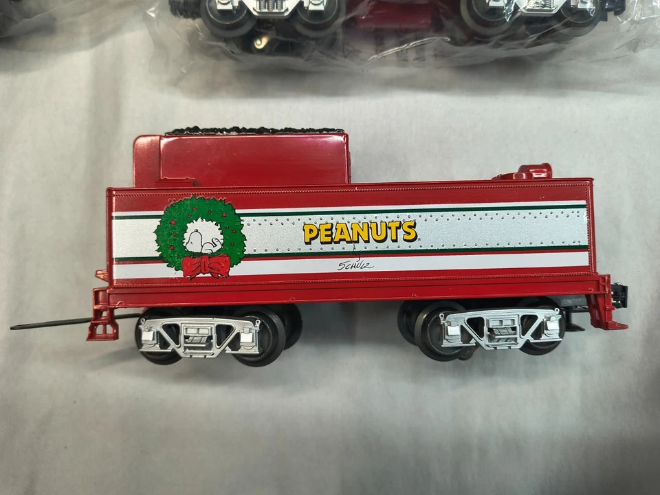 Lionel Merry Christmas Charlie Brown O-Gauge Steam Train Set Model 6-30193- RARE - Image 3 of 4