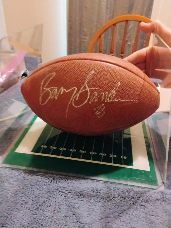 Fútbol americano oficial autografiado por Barry Sanders de la NFL con vitrina personalizada. Foto 3 de 4
