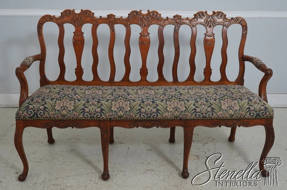 F69407: Sofá provincial francés vintage de nogal con punta de aguja Foto 2 de 4