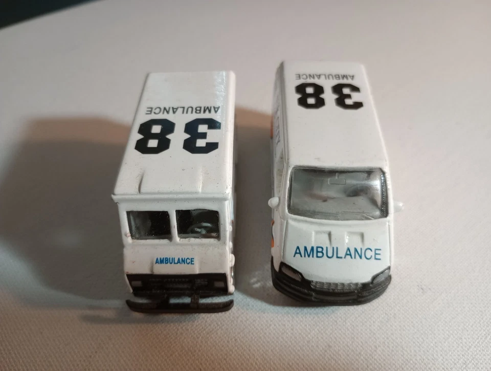 Golden Wheels 1999 Lot Of 2 Ford Transit VE6 NYC Rescue Van/Box Truck  - Image 2 of 4