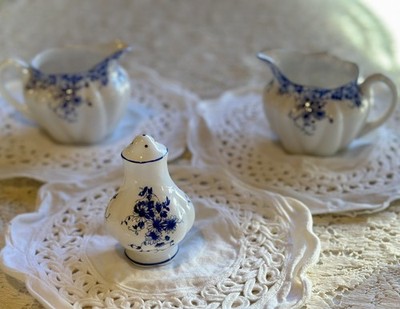 Vtg Shelley England DAINTY BLUE 2 CREAMERS Plus Salt SHAKER! 3pc SET! Beautiful!