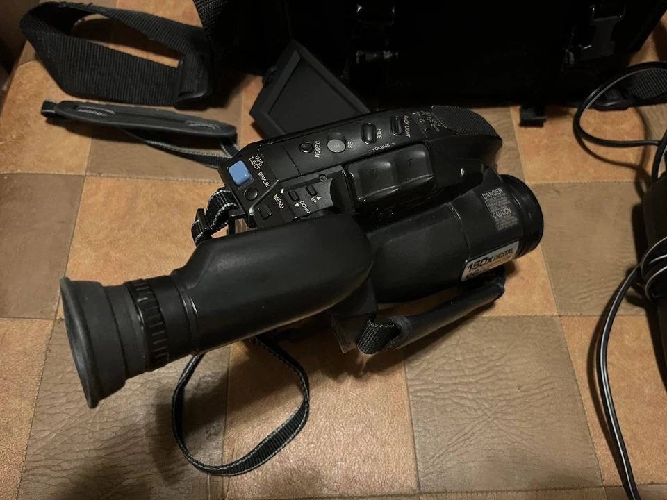 Quazar VM-L459 Digital 150x VHS-C Handheld Palm CamCorder, Charger, No Battery - Image 4 of 4