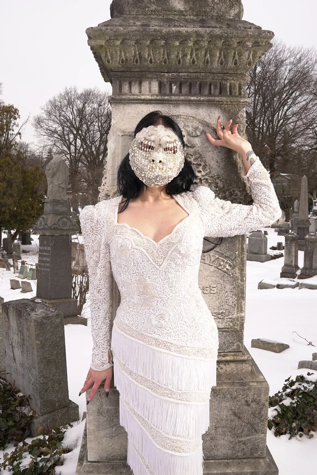 Máscara de alta costura artesanal adornada con perlas y cristales adornados con joyas/Mardi Gras Foto 3 de 4