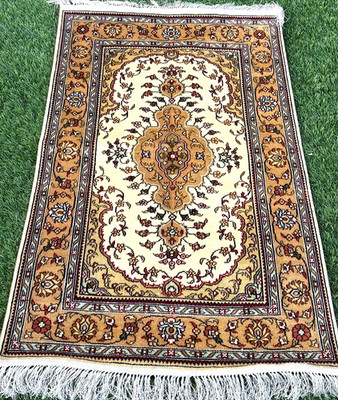 Hand-Knotted 100% Silk Area Rug  92x59 cm Persìan style Floral Medallion
