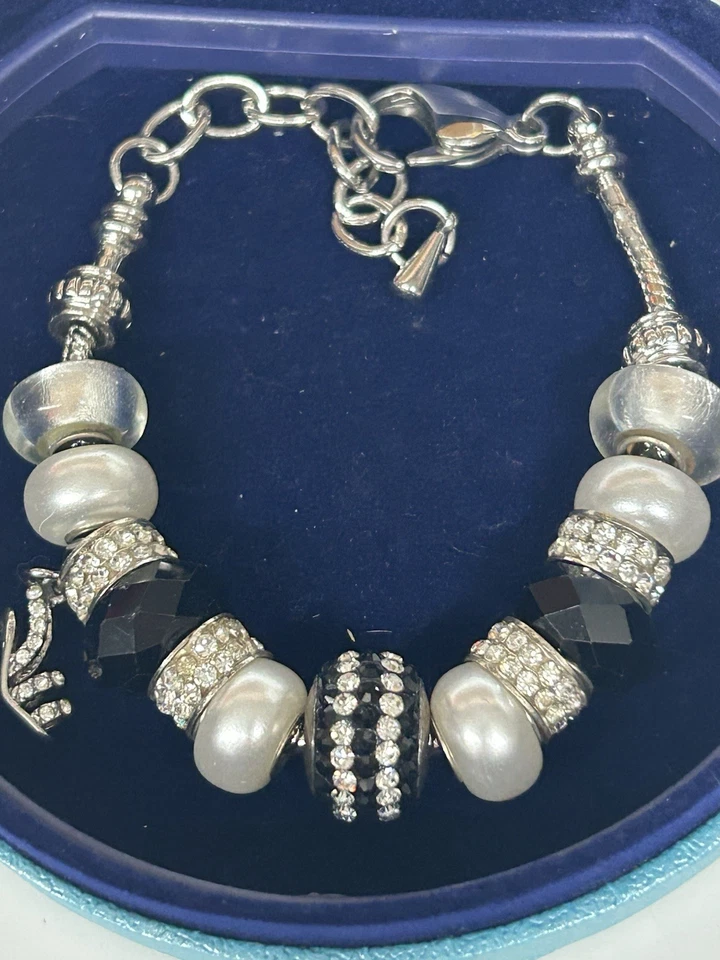 Pulsera Bella Perlina Charm con cuentas blancas y negras y detalles de diamantes de imitación Foto 2 de 4