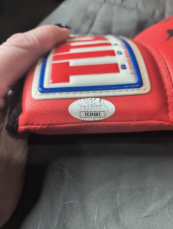 Guante de boxeo firmado por Emile Griffith y otros 5 con Buster Douglas, J. Toney,... Foto 3 de 4