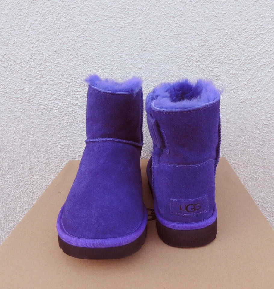 BOTAS UGG VIOLETA NOCHE MINI BAILEY LOGO CORREA GAMUZA/LANA, US 7/ EUR 38 ~NUEVAS Foto 3 de 4