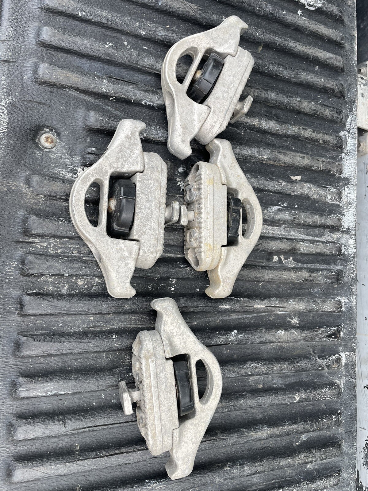 Genuine set of 4 NISSAN NAVARA D40 rear bed tie down anchors clamps D23