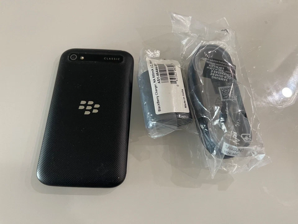 BlackBerry Classic SQC100-4 - 16GB - Black (Unlocked) (Single SIM) - Image 2 of 4