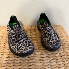OOFOS Women  s 38 / 7 OOmg eeZee Shoes Recovery Leopard Print