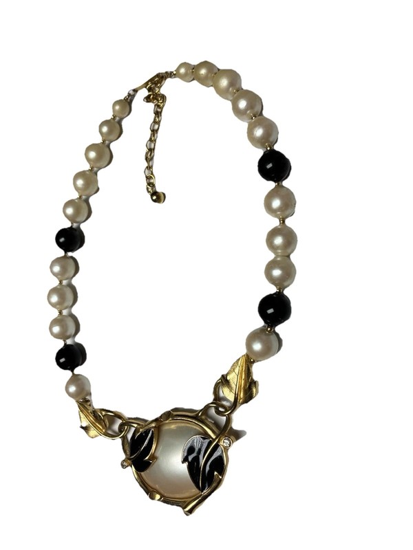 Vintage Trifari Gold Tone Enamel Leaf Pendant Necklace 16”  Black White